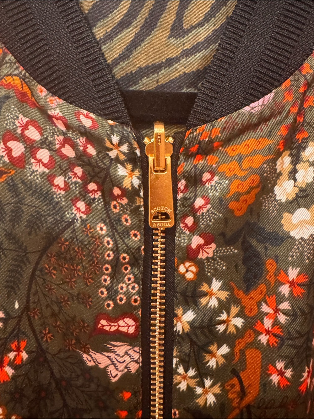 * Reversible* Scotch & Soda - Satin Floral Bomber Jacket with Gold Zipper - Picture 5 of 7